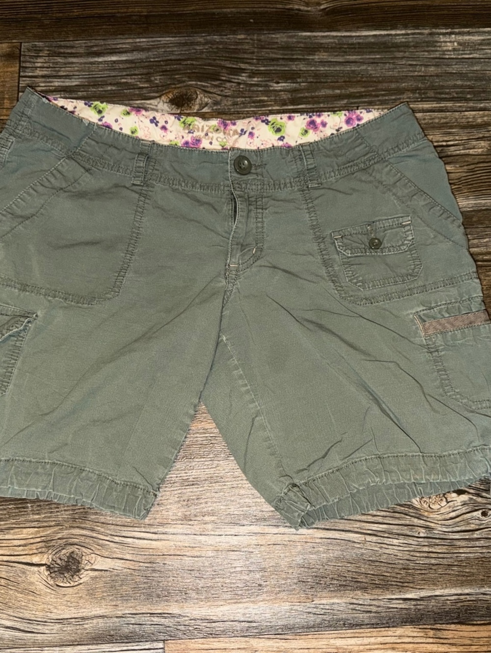 Arizona Jeans Co. women’s cargo shorts